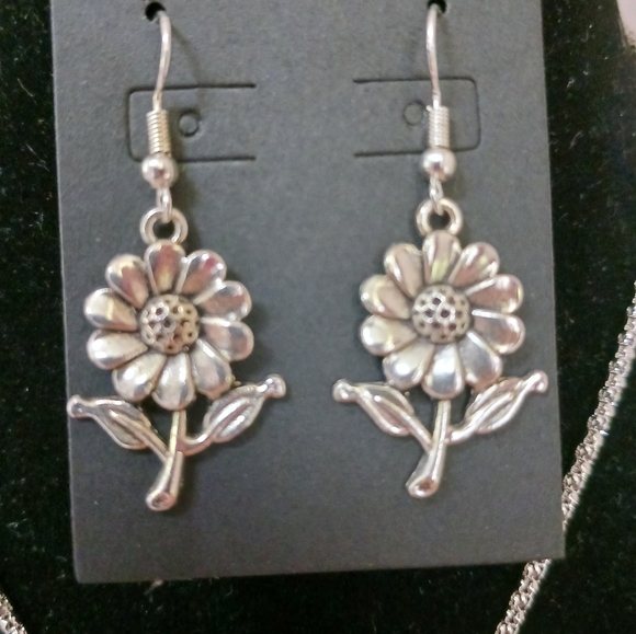 2 item-FAUX TURQUOISE & FLOWER GEMSTONE SILVERTONE NECKLACE & SUNFLOWER EARRINGS - Picture 3 of 10